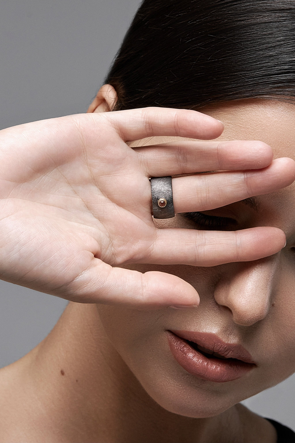 GREEN ONYX DOUBLE BLACK RING